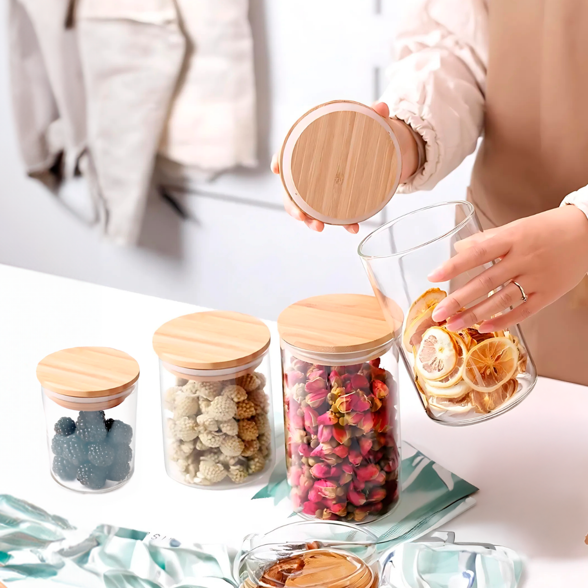 Set de 4 contenedores de vidrio con tapa de madera